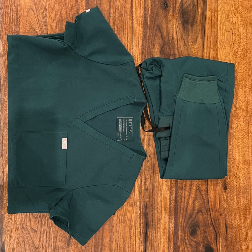 Figs women’s uniform set. Dark green. XS one pocket top, XSP Joggers.